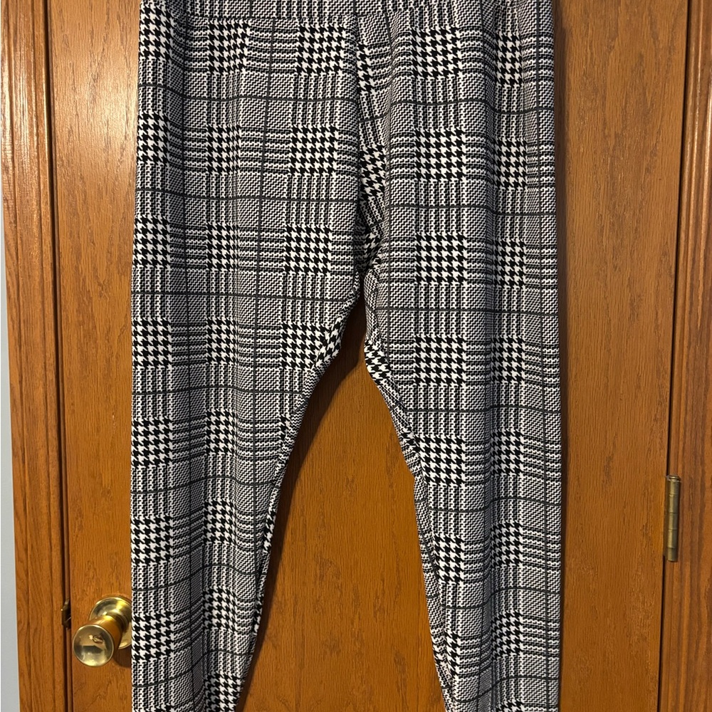 SHEIN Black and White Plaid Leggings